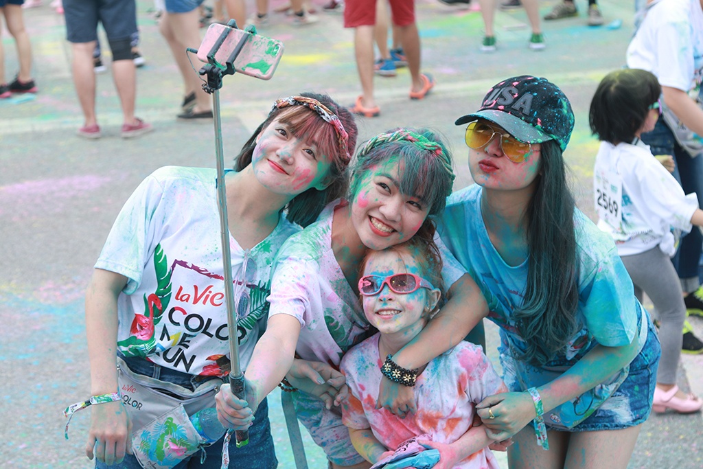 trai xinh gai dep quay het minh tren duong chay sac mau