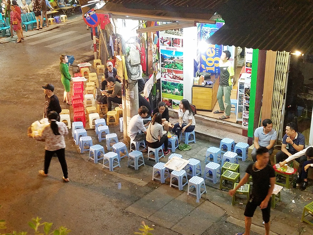 Hà Nội: Ngang nhiên tái chiếm vỉa hè chỉ... nửa phút sau khi CAP đi khỏi ha noi ngang nhien tai chiem via he chi nua phut sau khi cap di khoi
