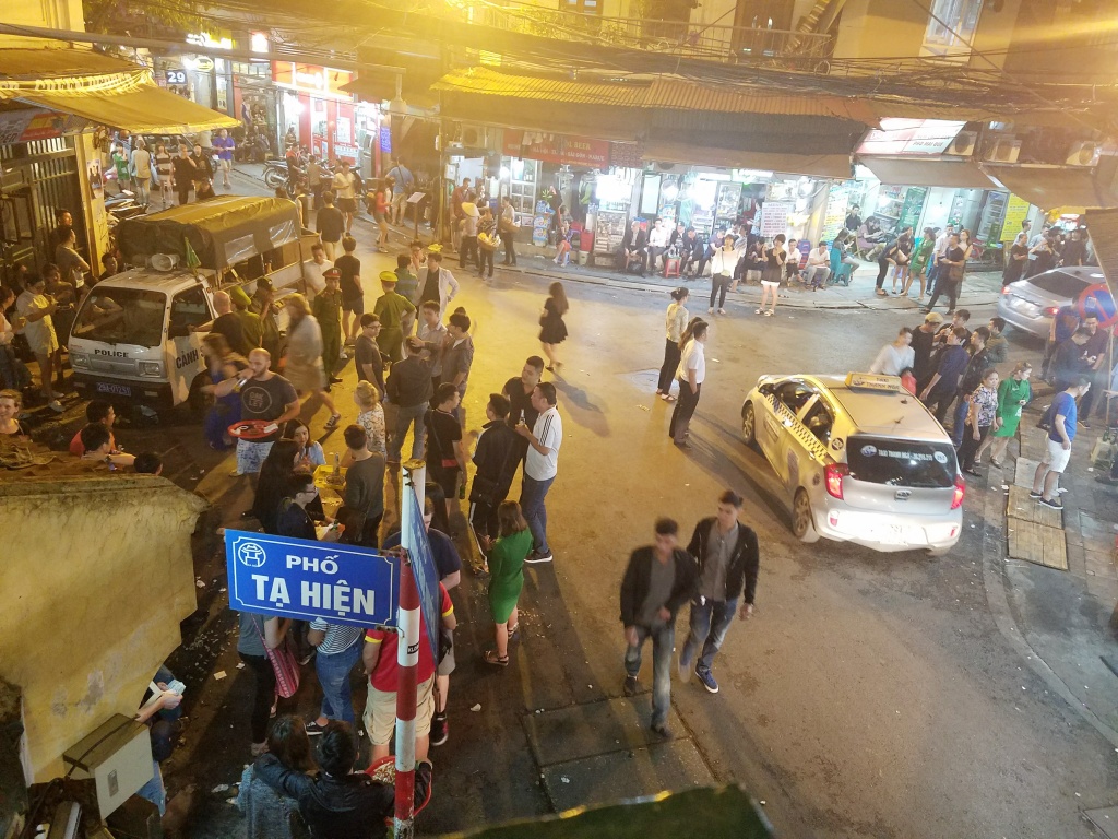 Hà Nội: Ngang nhiên tái chiếm vỉa hè chỉ... nửa phút sau khi CAP đi khỏi ha noi ngang nhien tai chiem via he chi nua phut sau khi cap di khoi