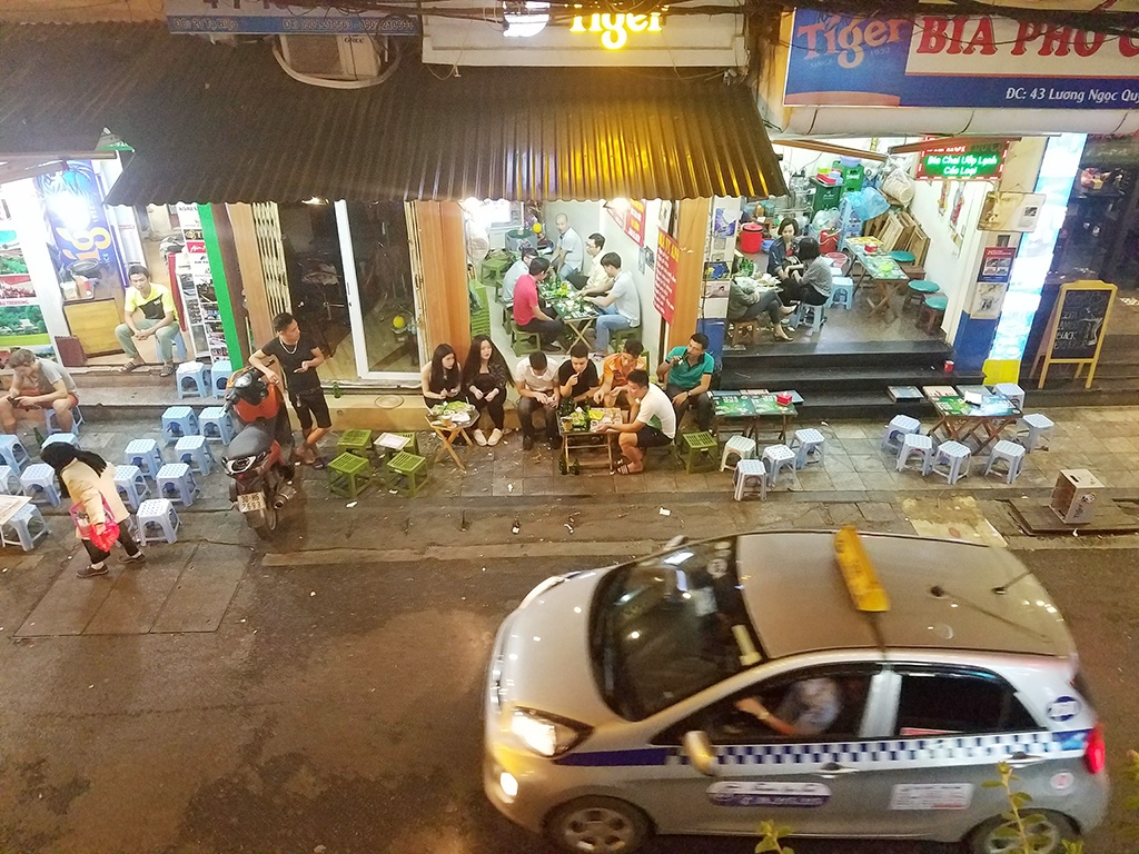 Hà Nội: Ngang nhiên tái chiếm vỉa hè chỉ... nửa phút sau khi CAP đi khỏi ha noi ngang nhien tai chiem via he chi nua phut sau khi cap di khoi