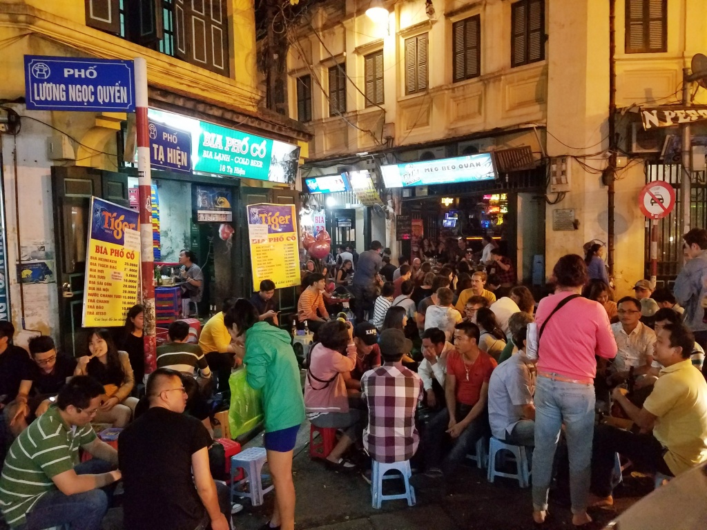 Hai tháng sau 'chiến dịch', vỉa hè Hà Nội có bị 'tái chiếm'? hai thang sau chien dich via he ha noi co bi tai chiem