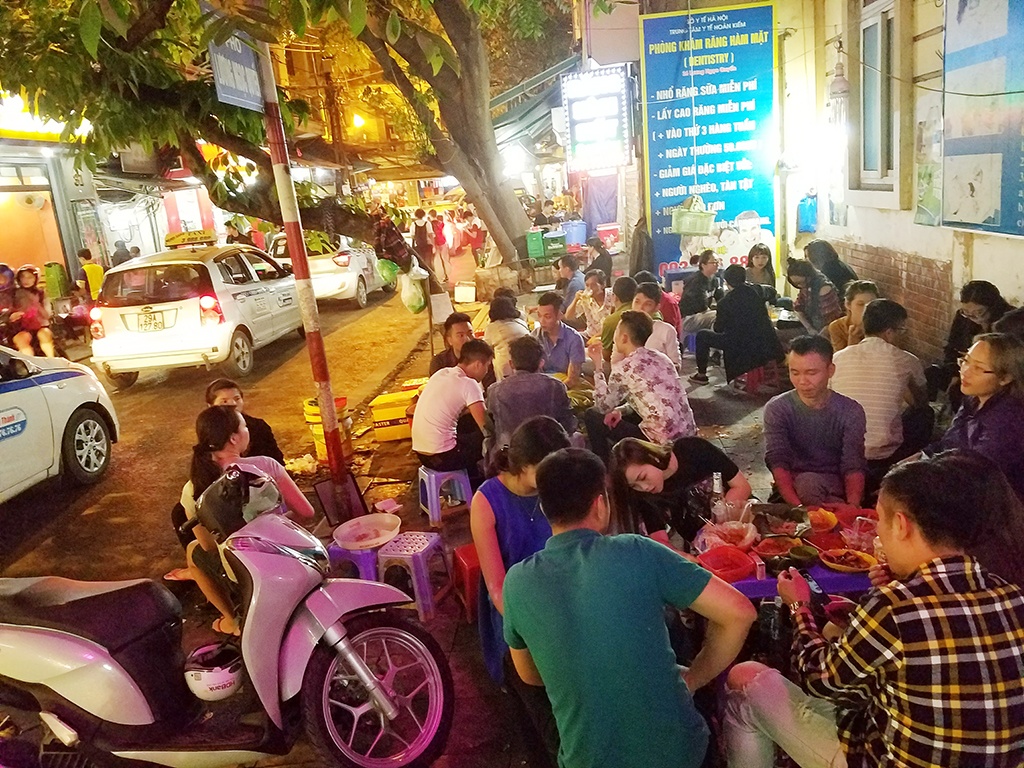 Hà Nội: Ngang nhiên tái chiếm vỉa hè chỉ... nửa phút sau khi CAP đi khỏi ha noi ngang nhien tai chiem via he chi nua phut sau khi cap di khoi