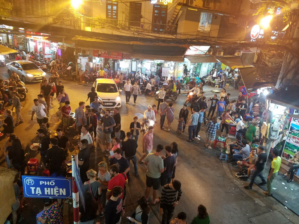 Hà Nội: Ngang nhiên tái chiếm vỉa hè chỉ... nửa phút sau khi CAP đi khỏi ha noi ngang nhien tai chiem via he chi nua phut sau khi cap di khoi