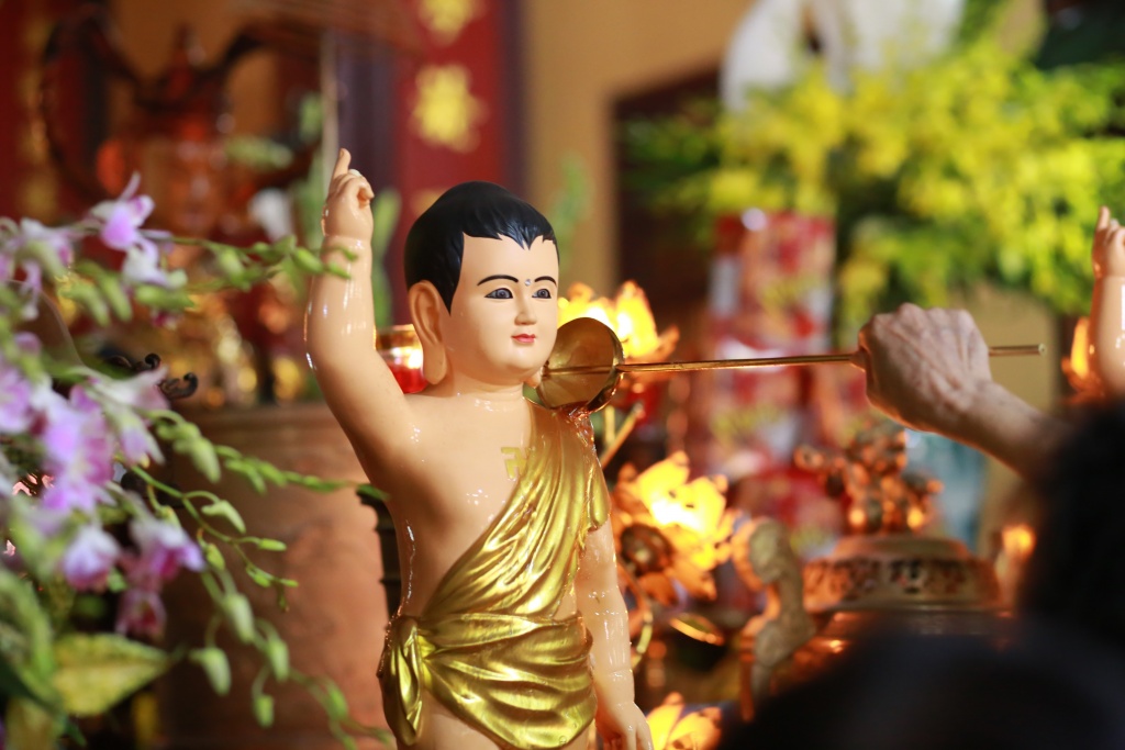 nguoi dan thu do xep hang trang nghiem cho nghi thuc tam phat
