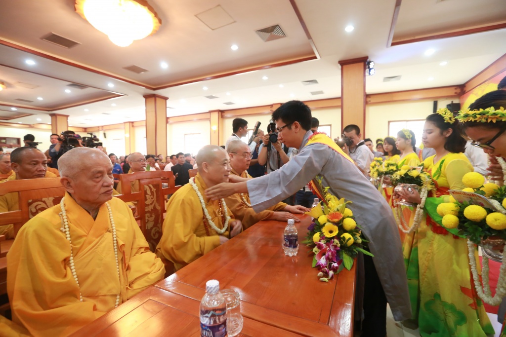 nguoi dan thu do xep hang trang nghiem cho nghi thuc tam phat