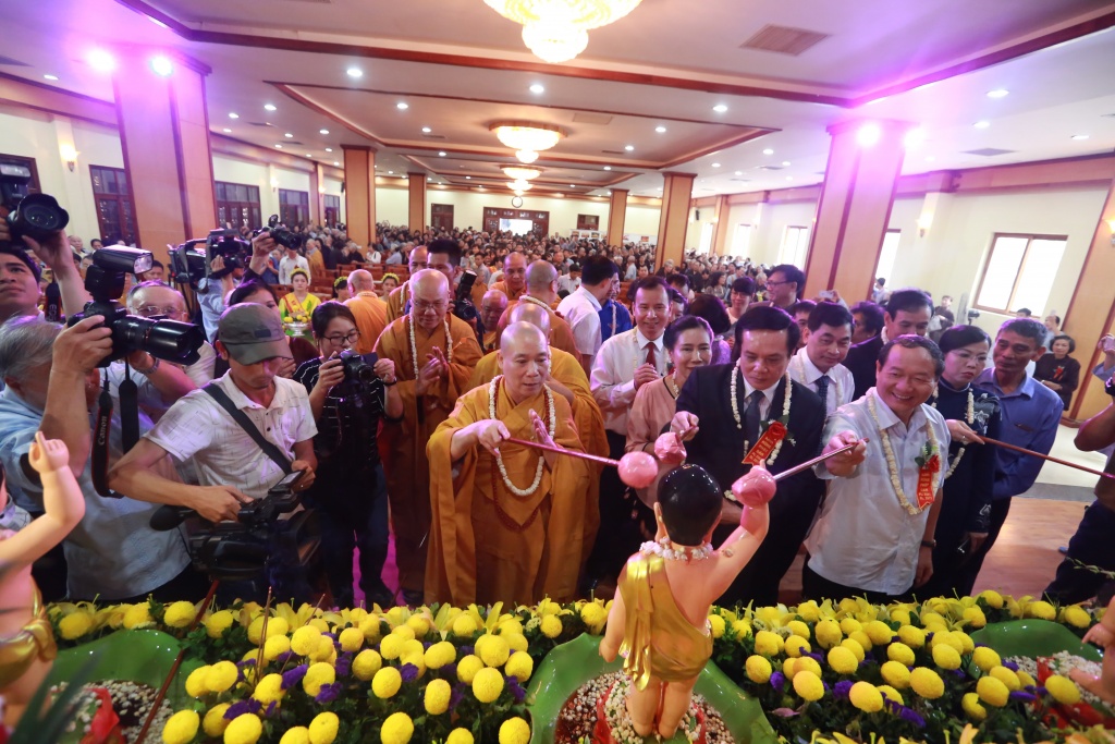 nguoi dan thu do xep hang trang nghiem cho nghi thuc tam phat