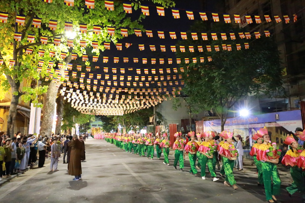 nguoi dan thu do xep hang trang nghiem cho nghi thuc tam phat