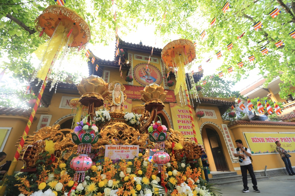 nguoi dan thu do xep hang trang nghiem cho nghi thuc tam phat