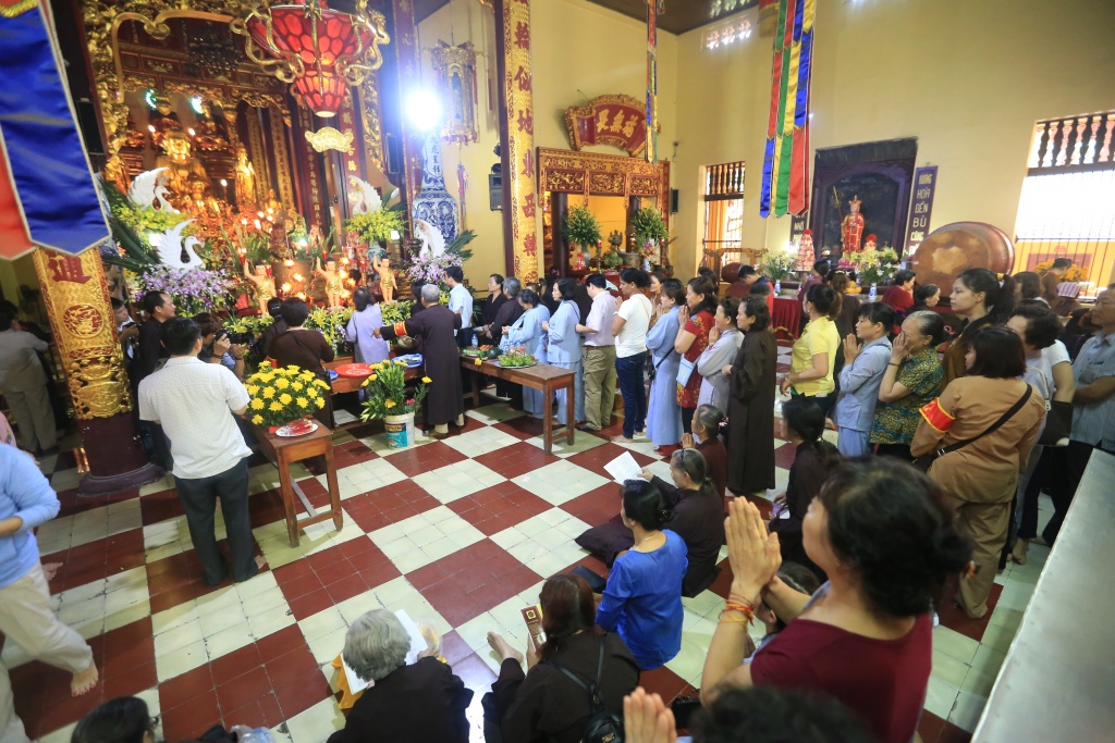 nguoi dan thu do xep hang trang nghiem cho nghi thuc tam phat