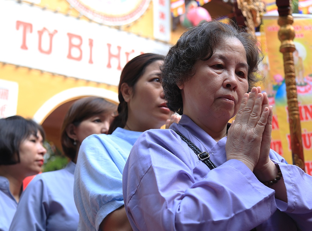 nguoi dan thu do xep hang trang nghiem cho nghi thuc tam phat