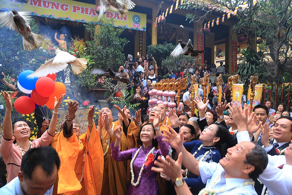 nguoi dan thu do xep hang trang nghiem cho nghi thuc tam phat
