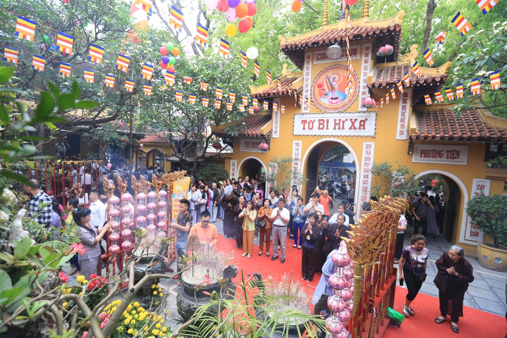 nguoi dan thu do xep hang trang nghiem cho nghi thuc tam phat