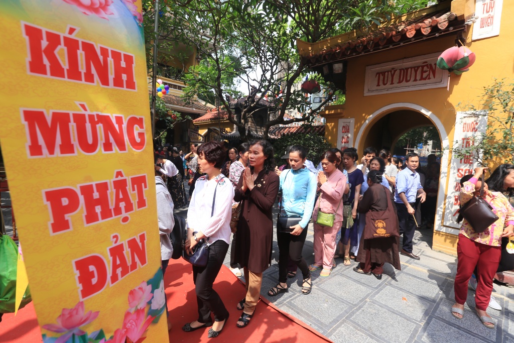nguoi dan thu do xep hang trang nghiem cho nghi thuc tam phat