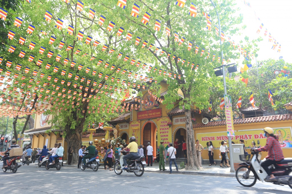 nguoi dan thu do xep hang trang nghiem cho nghi thuc tam phat