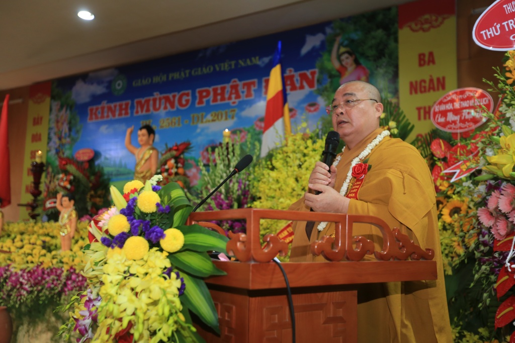 nguoi dan thu do xep hang trang nghiem cho nghi thuc tam phat