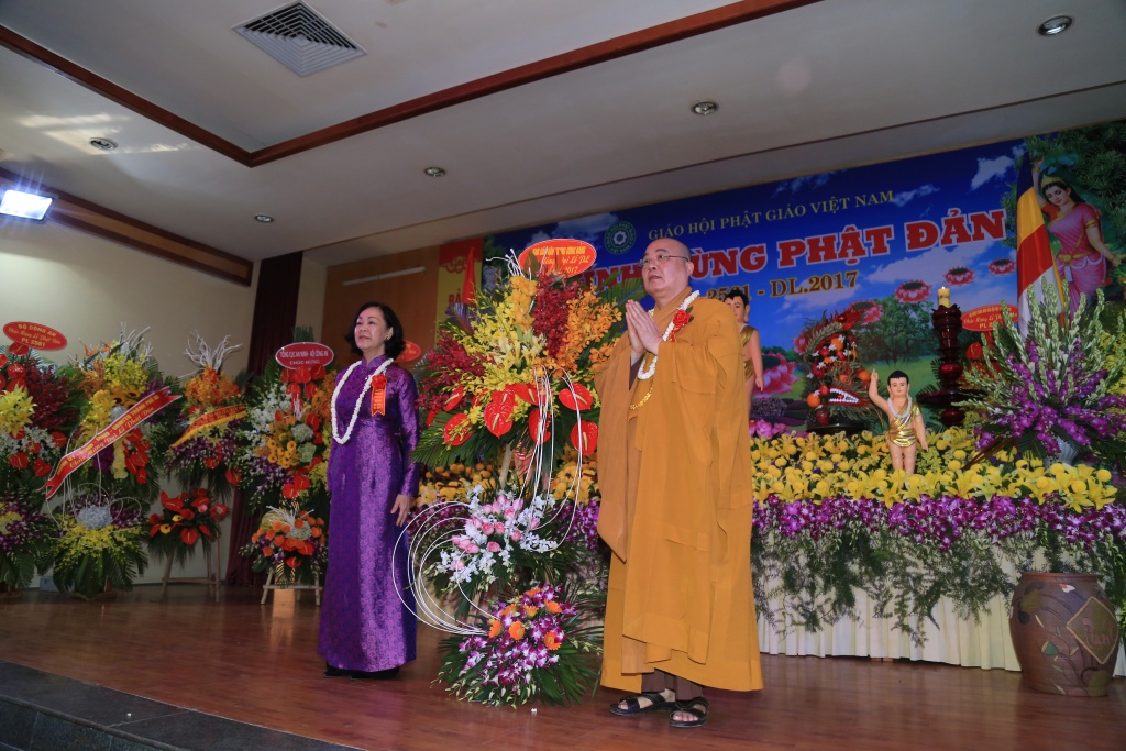nguoi dan thu do xep hang trang nghiem cho nghi thuc tam phat