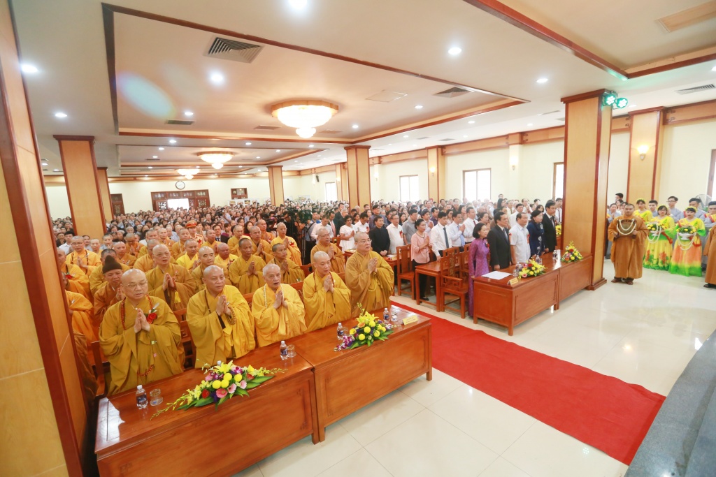 nguoi dan thu do xep hang trang nghiem cho nghi thuc tam phat