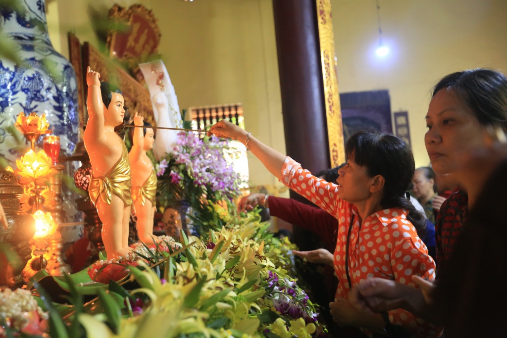 nguoi dan thu do xep hang trang nghiem cho nghi thuc tam phat
