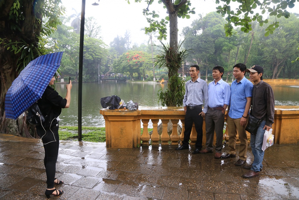 hang nghin nguoi dan doi mua vao tham lang bac