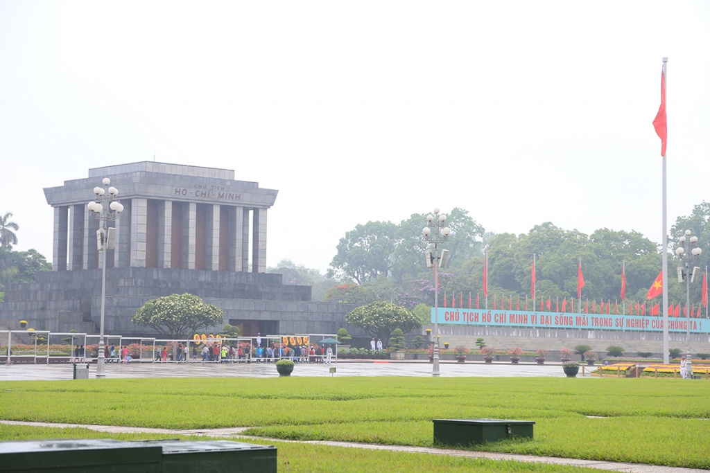 hang nghin nguoi dan doi mua vao tham lang bac