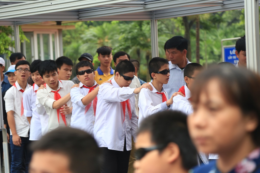 hang nghin nguoi dan doi mua vao tham lang bac