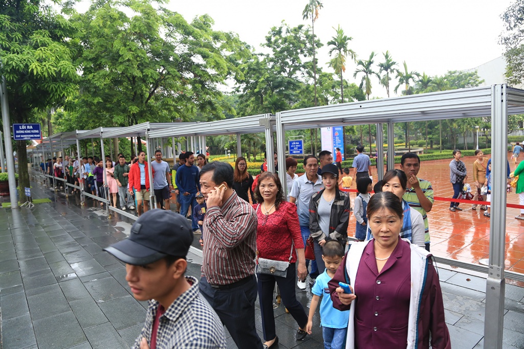 hang nghin nguoi dan doi mua vao tham lang bac