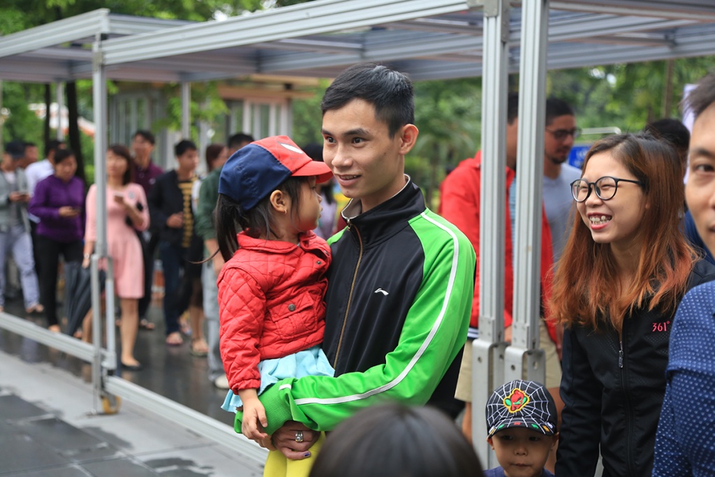 hang nghin nguoi dan doi mua vao tham lang bac