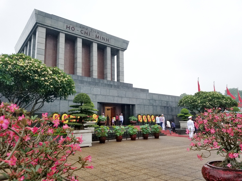 hang nghin nguoi dan doi mua vao tham lang bac