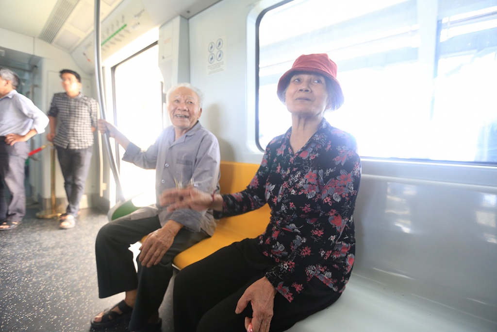 toan canh nha ga duong sat tren cao cat linh ha dong ngay dau mo cua cho nguoi dan tham quan