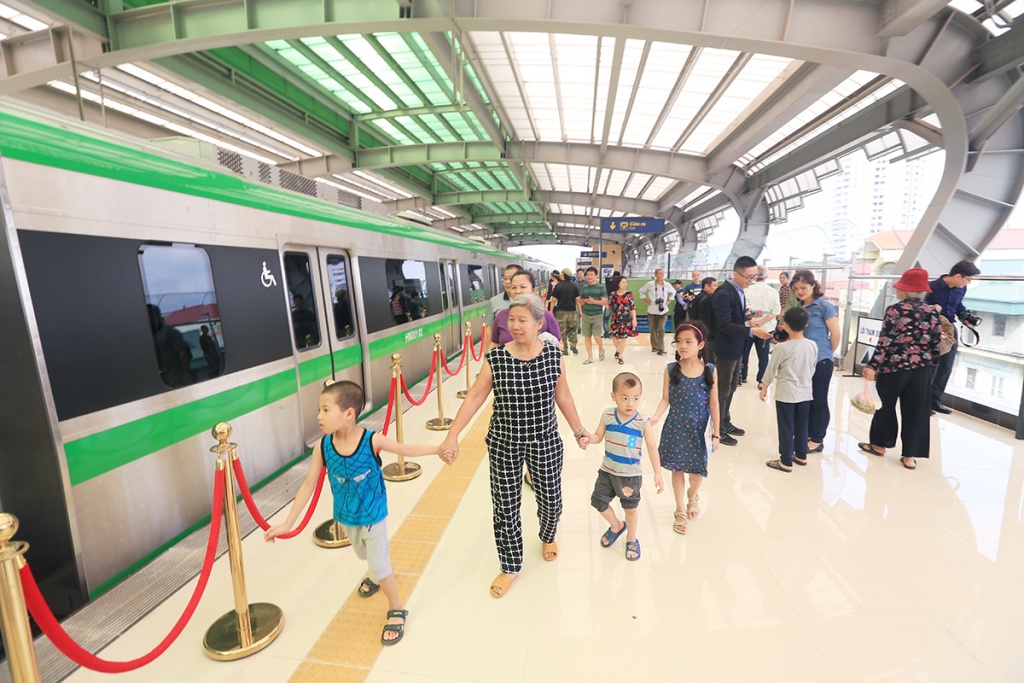 toan canh nha ga duong sat tren cao cat linh ha dong ngay dau mo cua cho nguoi dan tham quan