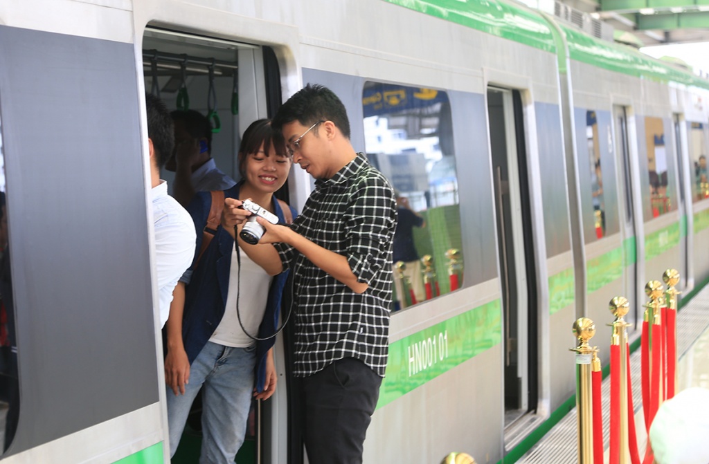 toan canh nha ga duong sat tren cao cat linh ha dong ngay dau mo cua cho nguoi dan tham quan