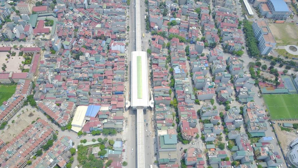 toan canh nha ga duong sat tren cao cat linh ha dong ngay dau mo cua cho nguoi dan tham quan