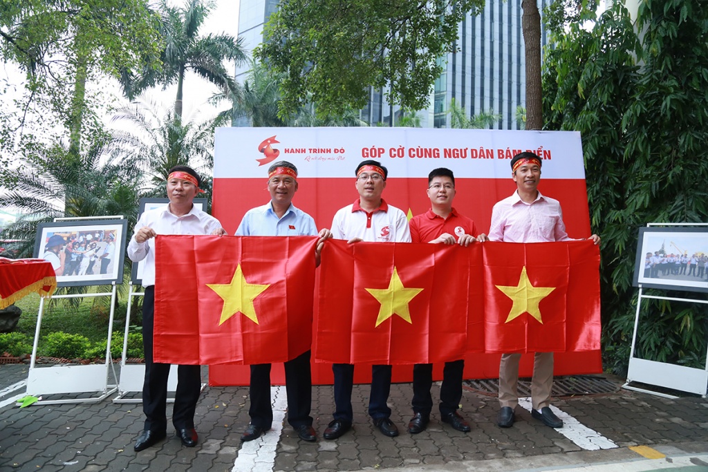 Kêu gọi 1.000 lá cờ tổ quốc gửi tặng đồng bào nơi đảo xa keu goi 1000 la co to quoc gui tang dong bao noi dao xa