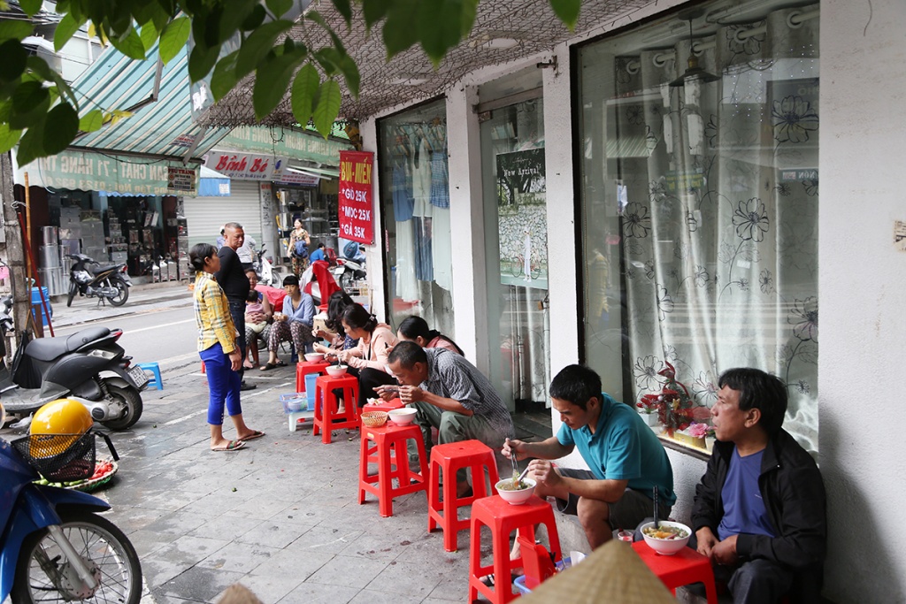 Hai tháng sau 'chiến dịch', vỉa hè Hà Nội có bị 'tái chiếm'? hai thang sau chien dich via he ha noi co bi tai chiem