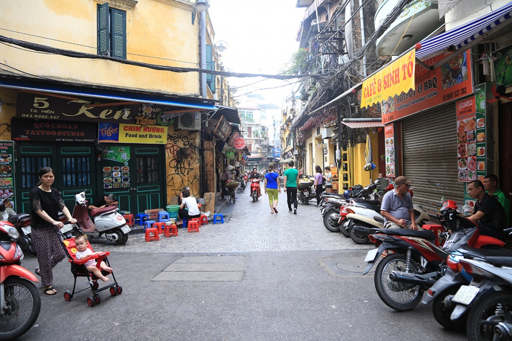 Hai tháng sau 'chiến dịch', vỉa hè Hà Nội có bị 'tái chiếm'? hai thang sau chien dich via he ha noi co bi tai chiem