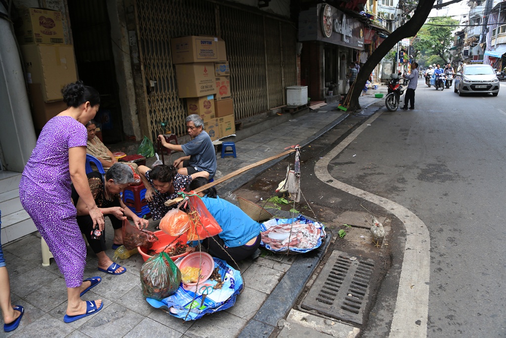 Hai tháng sau 'chiến dịch', vỉa hè Hà Nội có bị 'tái chiếm'? hai thang sau chien dich via he ha noi co bi tai chiem