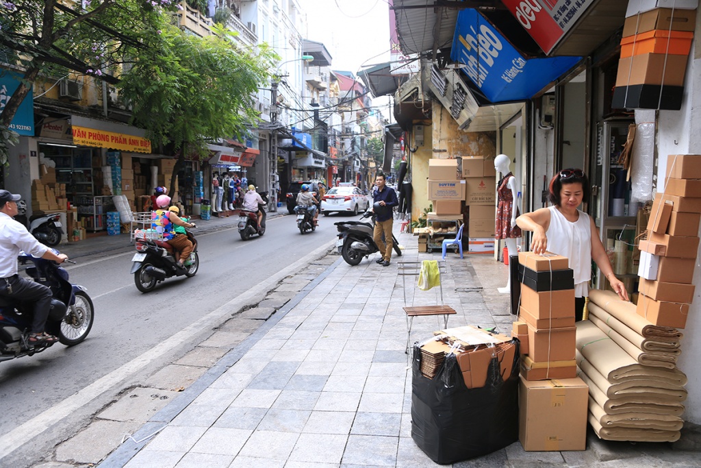 Hai tháng sau 'chiến dịch', vỉa hè Hà Nội có bị 'tái chiếm'? hai thang sau chien dich via he ha noi co bi tai chiem