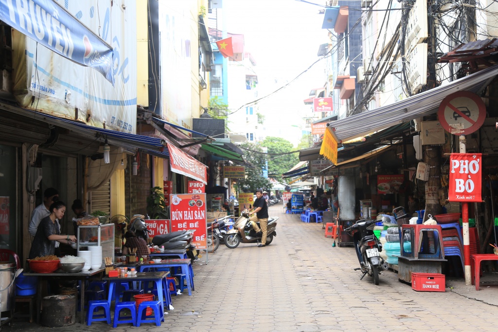 Hai tháng sau 'chiến dịch', vỉa hè Hà Nội có bị 'tái chiếm'? hai thang sau chien dich via he ha noi co bi tai chiem