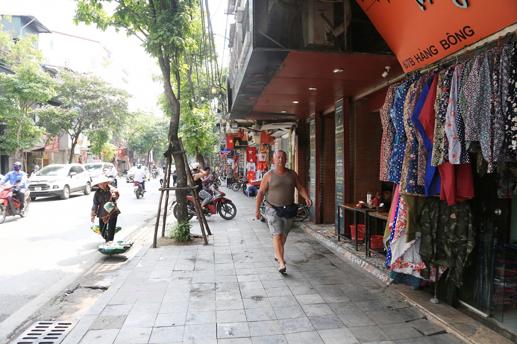 Hai tháng sau 'chiến dịch', vỉa hè Hà Nội có bị 'tái chiếm'? hai thang sau chien dich via he ha noi co bi tai chiem