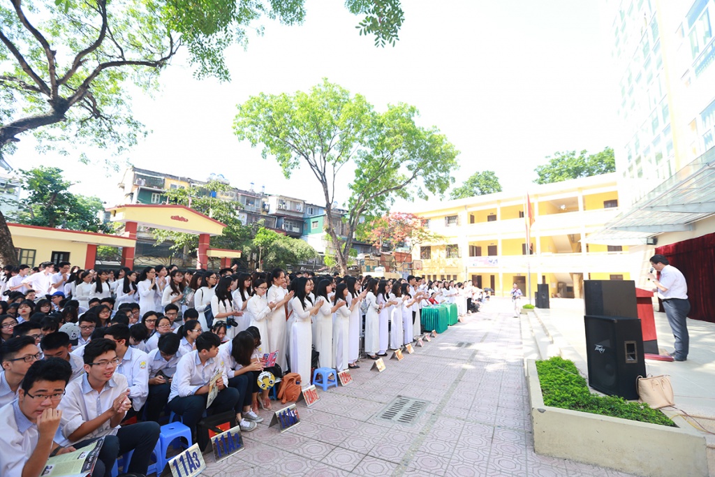 Nữ sinh trường THPT Kim Liên đẹp tinh khôi trong tà áo dài trắng nu sinh truong thpt kim lien dep tinh khoi trong ta ao dai trang