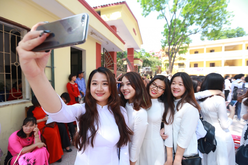Nữ sinh trường THPT Kim Liên đẹp tinh khôi trong tà áo dài trắng nu sinh truong thpt kim lien dep tinh khoi trong ta ao dai trang