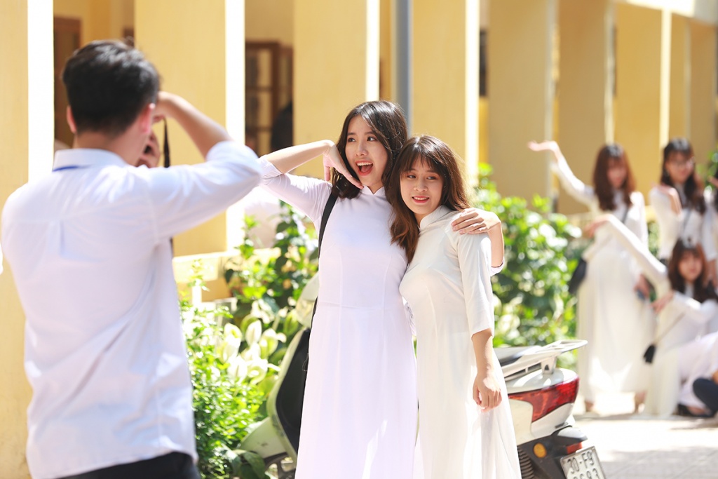 Nữ sinh trường THPT Kim Liên đẹp tinh khôi trong tà áo dài trắng nu sinh truong thpt kim lien dep tinh khoi trong ta ao dai trang