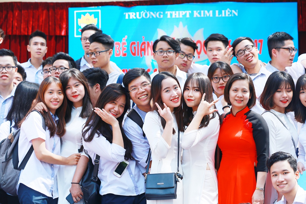 nu sinh truong thpt kim lien dep tinh khoi trong ta ao dai trang