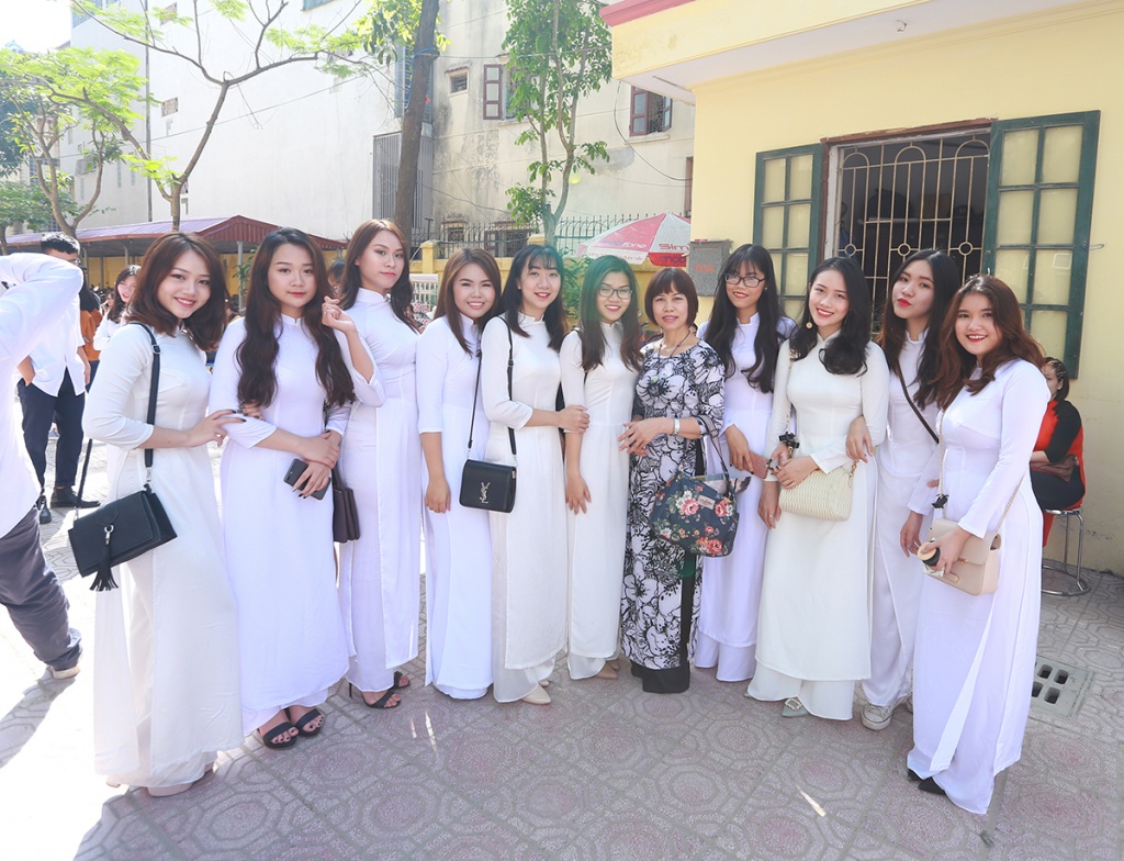 Nữ sinh trường THPT Kim Liên đẹp tinh khôi trong tà áo dài trắng nu sinh truong thpt kim lien dep tinh khoi trong ta ao dai trang
