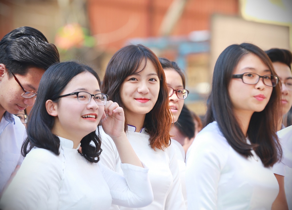nu sinh truong thpt kim lien dep tinh khoi trong ta ao dai trang