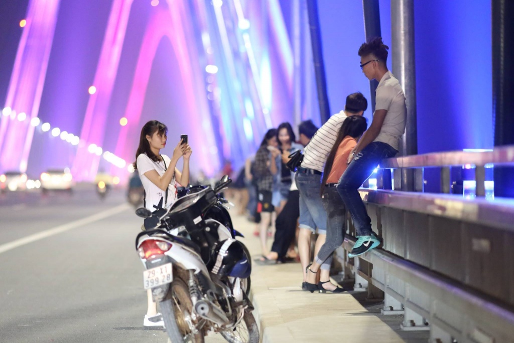 bat chap nguy hiem nhieu cap tinh nhan lieu minh ru nhau len cau nhat tan tu suong