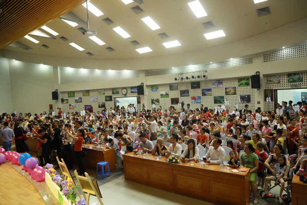 xuc dong nhung hinh anh ve nu cuoi khoe cua benh nhi trong ngay 16