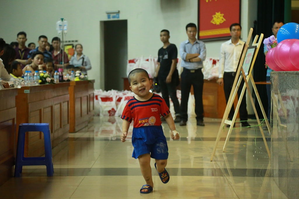 xuc dong nhung hinh anh ve nu cuoi khoe cua benh nhi trong ngay 16