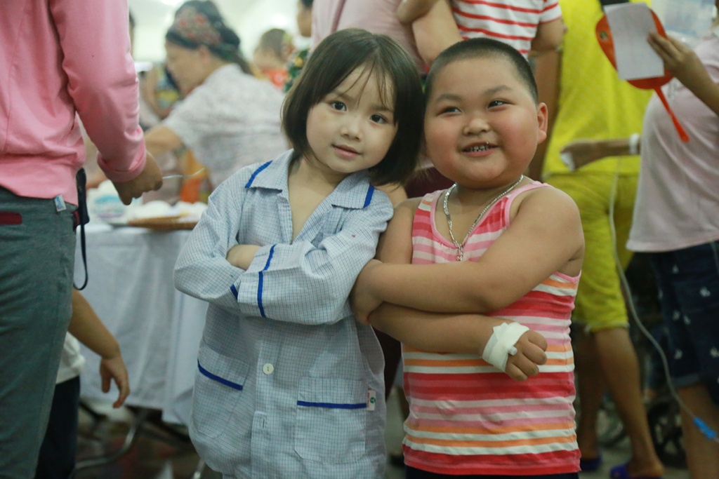 xuc dong nhung hinh anh ve nu cuoi khoe cua benh nhi trong ngay 16