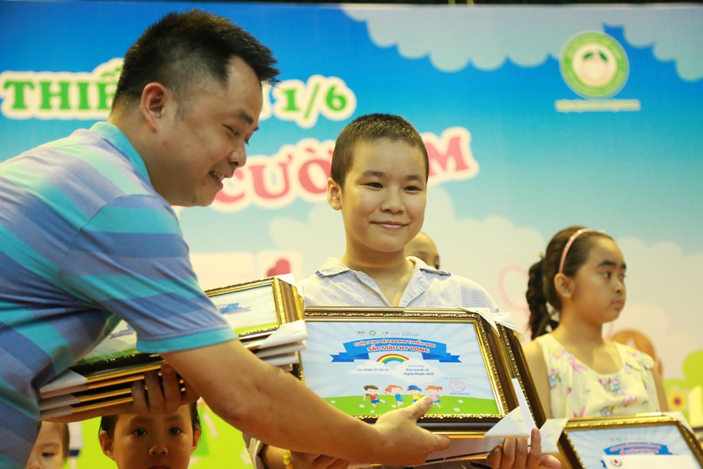 xuc dong nhung hinh anh ve nu cuoi khoe cua benh nhi trong ngay 16